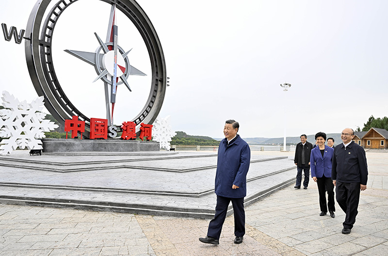 9月6日至8日，中共中央总书记、国家主席、中央军委主席习近平在黑龙江考察。这是6日下午，习近平在大兴安岭地区漠河市北极村考察。