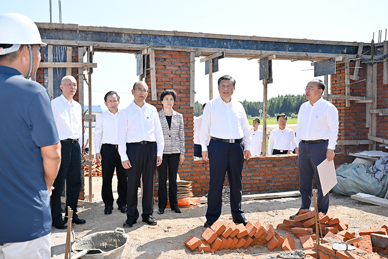 9月6日至8日，中共中央总书记、国家主席、中央军委主席习近平在黑龙江考察。这是7日上午，习近平在遭受洪涝灾害的哈尔滨尚志市老街基乡龙王庙村，察看水毁房屋重建情况。